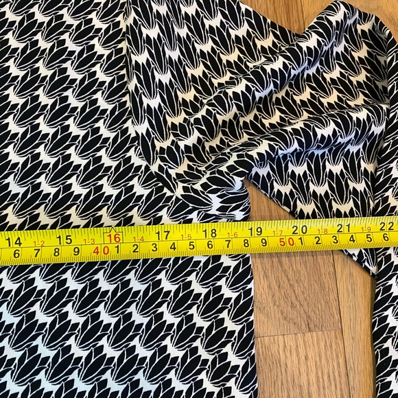 Ann Taylor Floral Geometric Black/White Print Pullover Blouse in XS - Picture 12 of 14